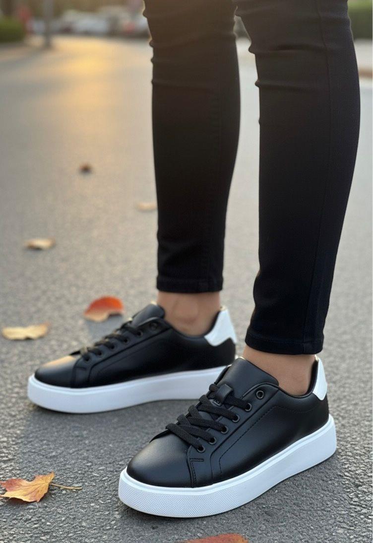 Homiro.com.tr'de erkek siyah beyaz tabanlı bağcıklı sneaker spor ayakkabıları bulabilirsin. Şıklığı ve rahatlığı bir arada sunan modeller arasından seçimini yap, tarzını yansıt!