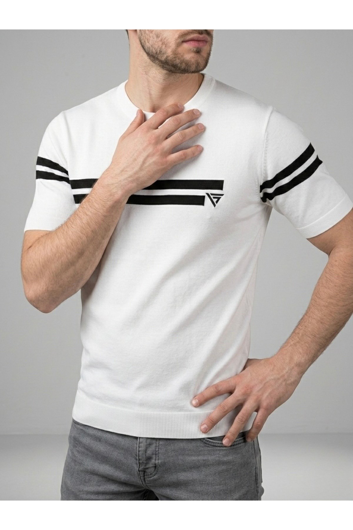 Homiro.com.tr'de erkekler için şık bir seçenek: Lacivert Çizgili Bisiklet Yaka Slim Fit T-Shirt. Şimdi incelemek için tıklayın!
