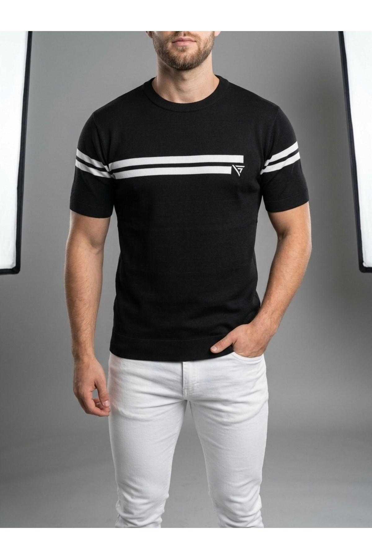 Homiro.com.tr'de erkekler için şık bir seçenek: Lacivert Çizgili Bisiklet Yaka Slim Fit T-Shirt. Şimdi incelemek için tıklayın!