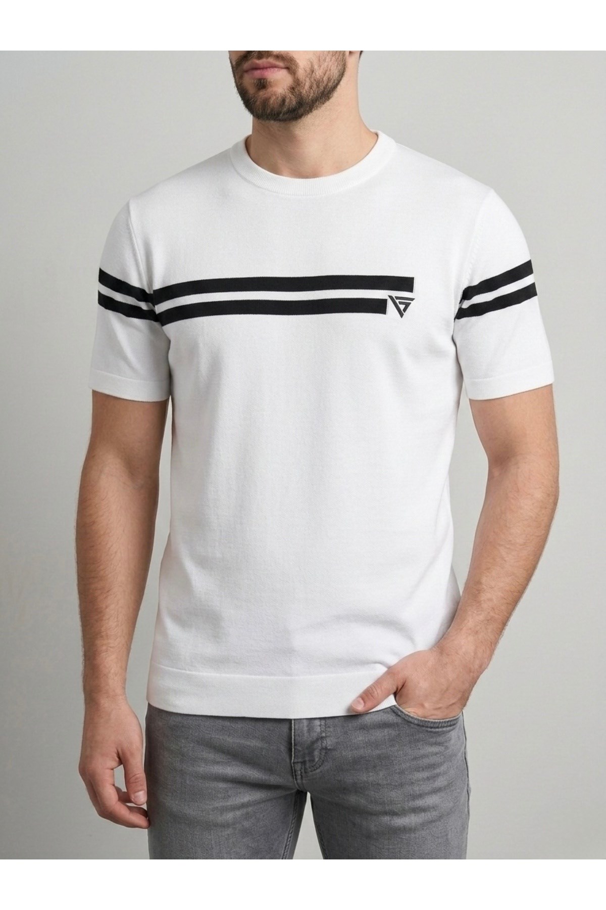 Homiro.com.tr'de erkekler için şık bir seçenek: Lacivert Çizgili Bisiklet Yaka Slim Fit T-Shirt. Şimdi incelemek için tıklayın!
