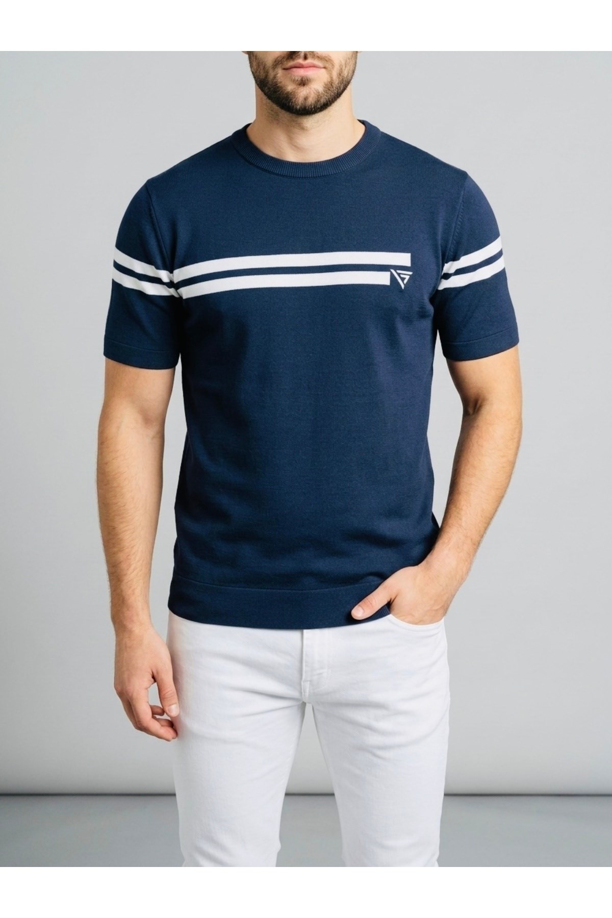 Homiro.com.tr'de erkekler için şık bir seçenek: Lacivert Çizgili Bisiklet Yaka Slim Fit T-Shirt. Şimdi incelemek için tıklayın!