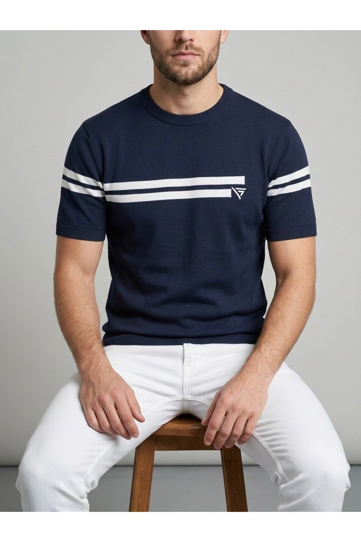 Homiro.com.tr'de erkekler için şık bir seçenek: Lacivert Çizgili Bisiklet Yaka Slim Fit T-Shirt. Şimdi incelemek için tıklayın!