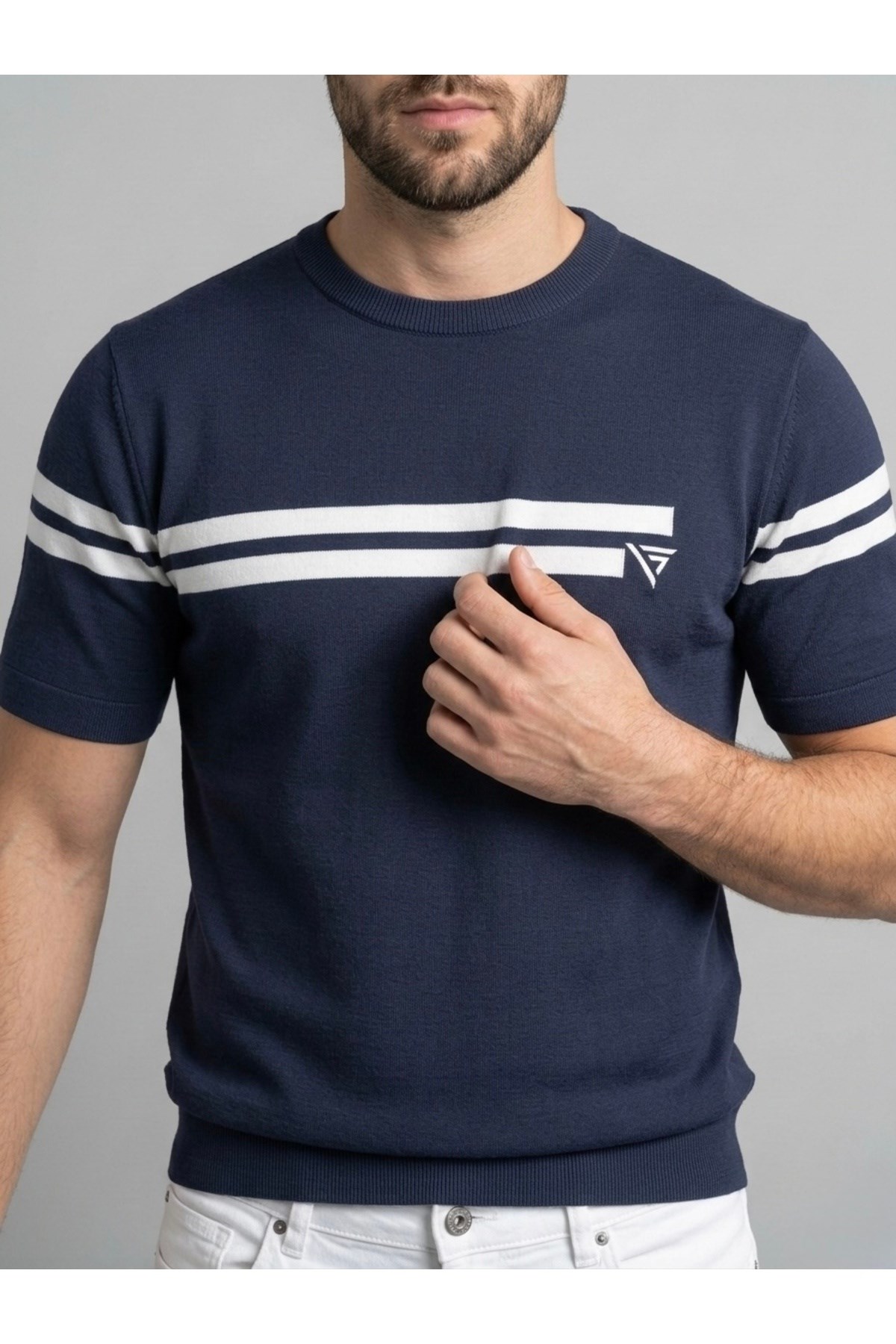 Homiro.com.tr'de erkekler için şık bir seçenek: Lacivert Çizgili Bisiklet Yaka Slim Fit T-Shirt. Şimdi incelemek için tıklayın!