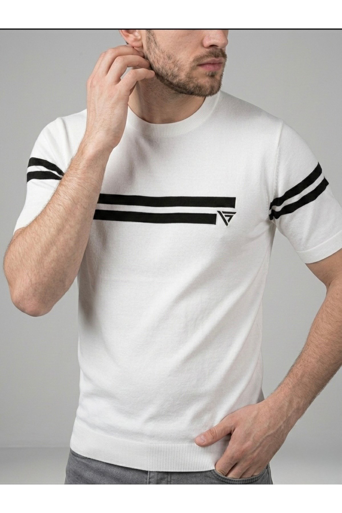 Homiro.com.tr'de erkekler için şık bir seçenek: Lacivert Çizgili Bisiklet Yaka Slim Fit T-Shirt. Şimdi incelemek için tıklayın!