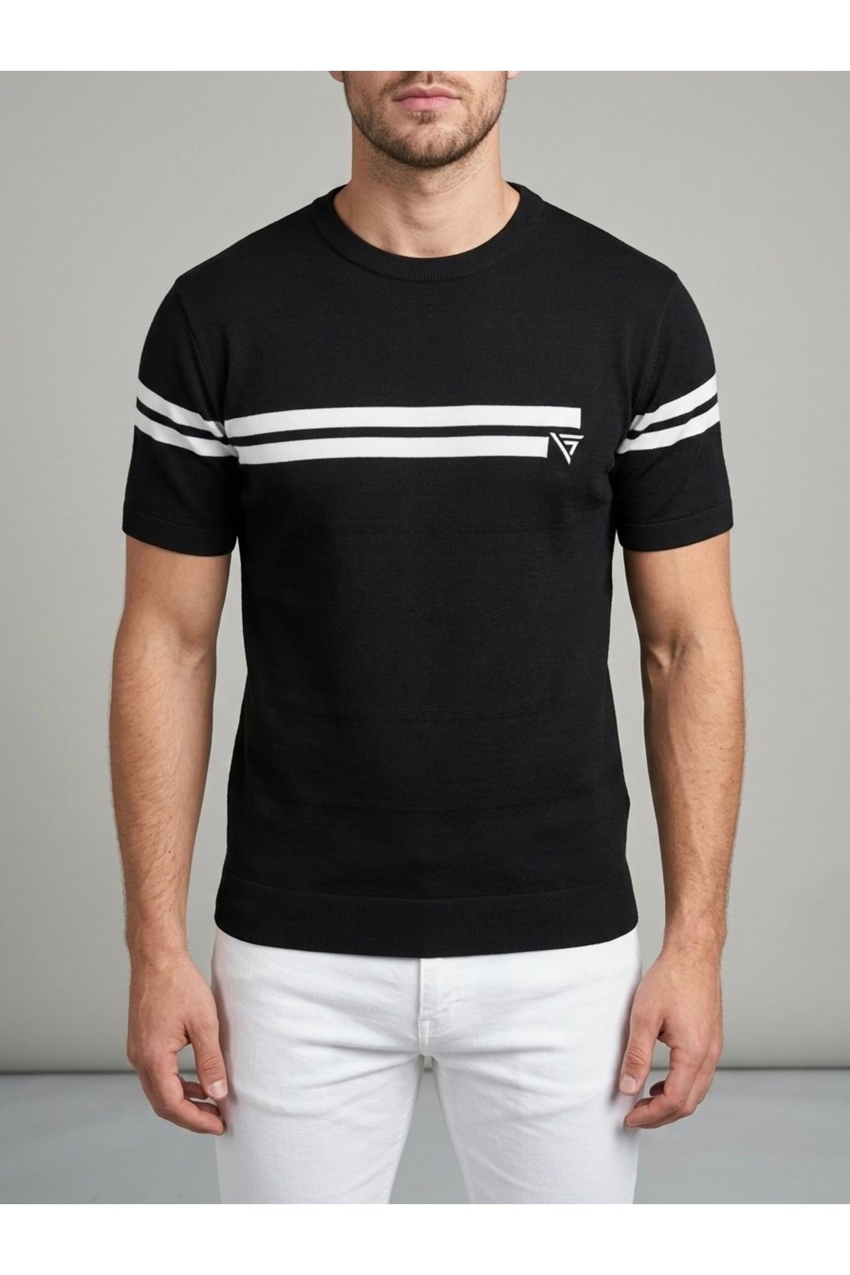 Homiro.com.tr'de erkekler için şık bir seçenek: Lacivert Çizgili Bisiklet Yaka Slim Fit T-Shirt. Şimdi incelemek için tıklayın!