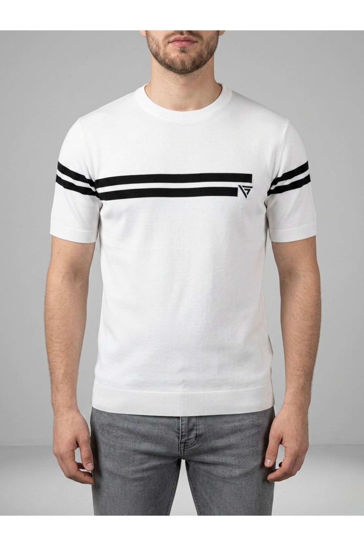 Homiro.com.tr'de erkekler için şık bir seçenek: Lacivert Çizgili Bisiklet Yaka Slim Fit T-Shirt. Şimdi incelemek için tıklayın!