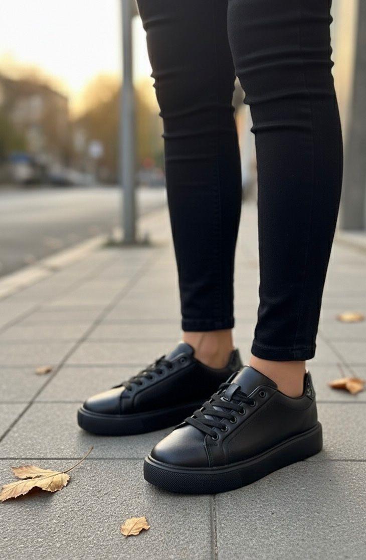 Homiro.com.tr'de erkek siyah tabanlı bağcıklı sneaker spor ayakkabıları bulabilirsin. Geniş ürün yelpazemizle tarzınıza uygun seçenekleri keşfedin.