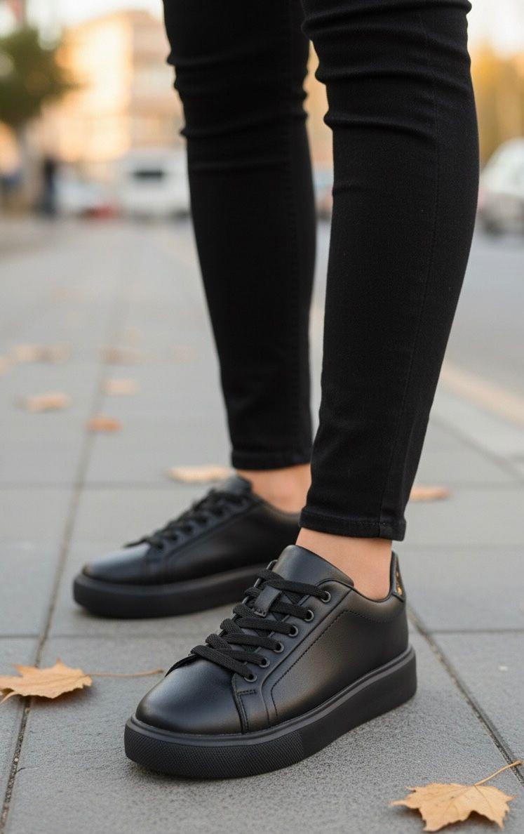Homiro.com.tr'de erkek siyah tabanlı bağcıklı sneaker spor ayakkabıları bulabilirsin. Geniş ürün yelpazemizle tarzınıza uygun seçenekleri keşfedin.
