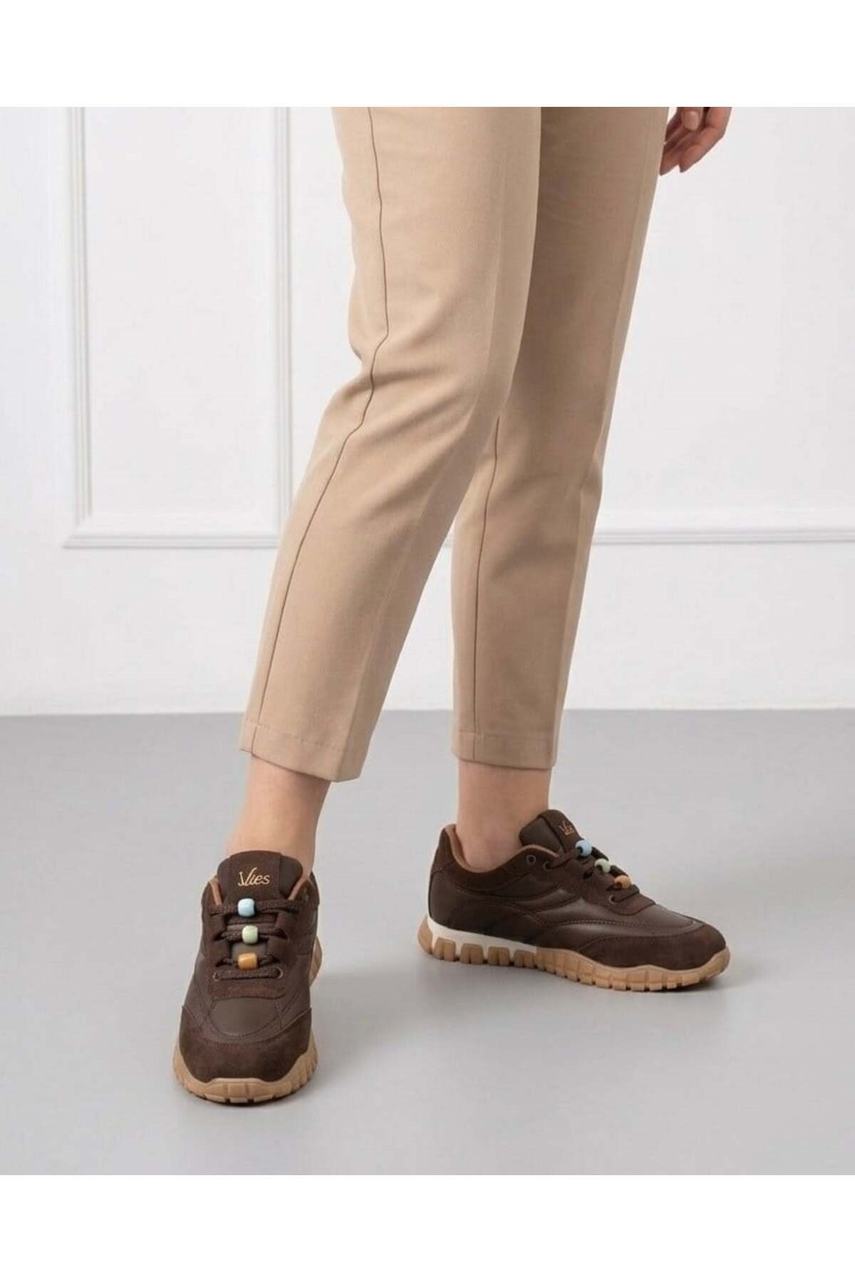 Homiro.com.tr'de beyaz renk kadın bağcıklı casual sneaker ayakkabılarını keşfedin. Tarzınızı yansıtacak en şık seçenekler burada!