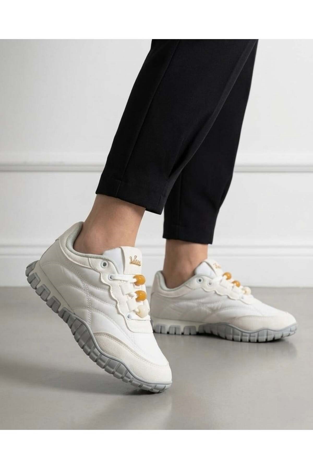 Homiro.com.tr'de beyaz renk kadın bağcıklı casual sneaker ayakkabılarını keşfedin. Tarzınızı yansıtacak en şık seçenekler burada!