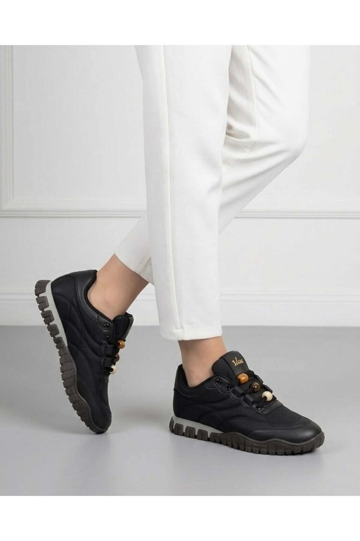 Homiro.com.tr'de beyaz renk kadın bağcıklı casual sneaker ayakkabılarını keşfedin. Tarzınızı yansıtacak en şık seçenekler burada!