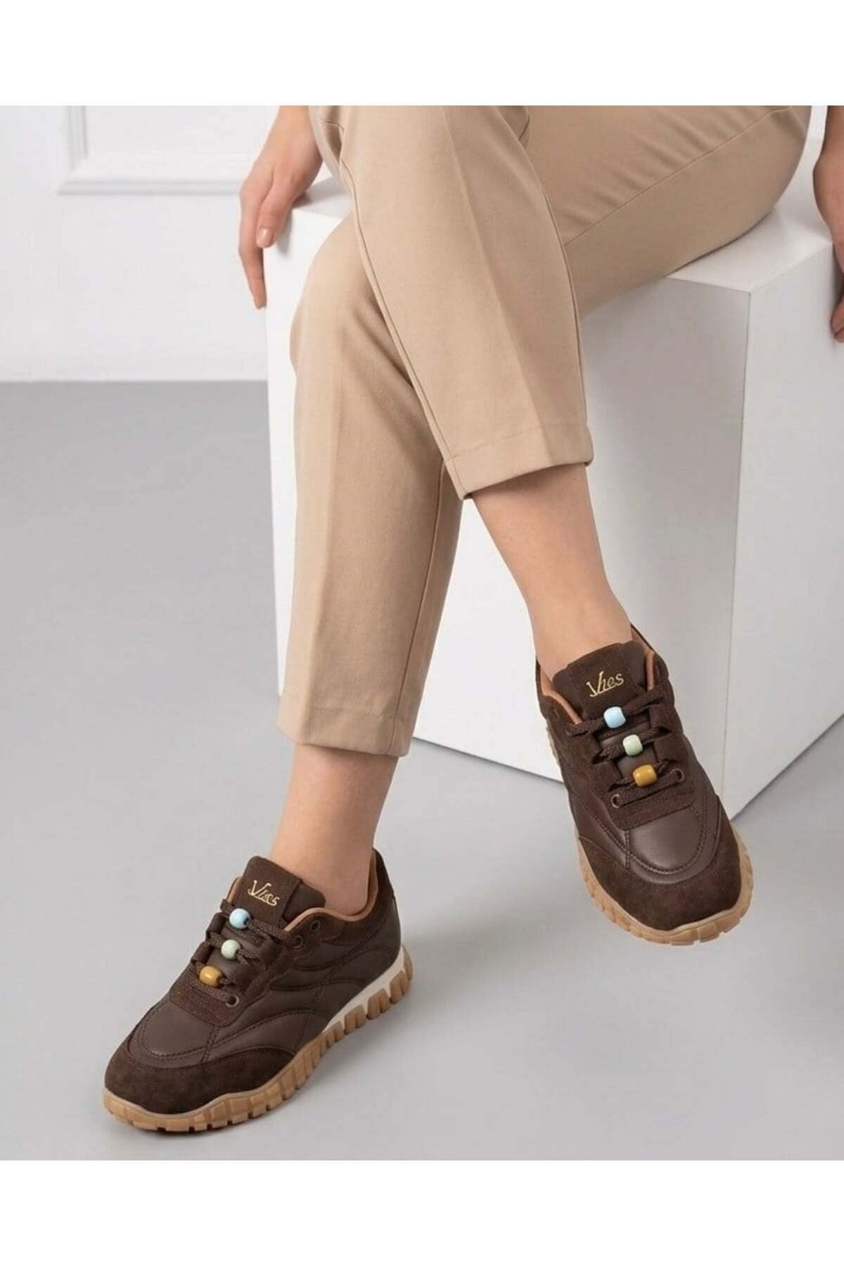 Homiro.com.tr'de beyaz renk kadın bağcıklı casual sneaker ayakkabılarını keşfedin. Tarzınızı yansıtacak en şık seçenekler burada!