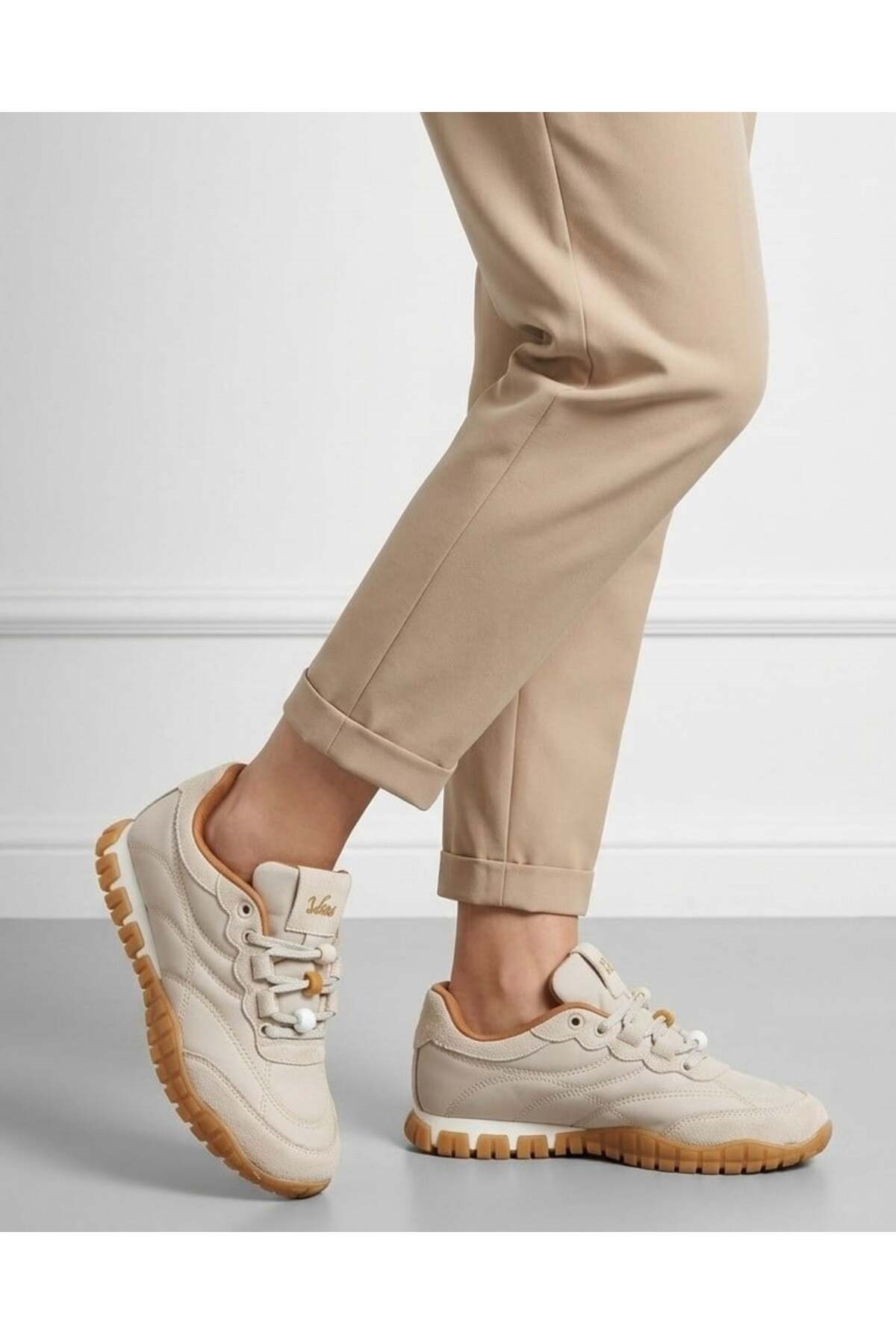 Homiro.com.tr'de beyaz renk kadın bağcıklı casual sneaker ayakkabılarını keşfedin. Tarzınızı yansıtacak en şık seçenekler burada!