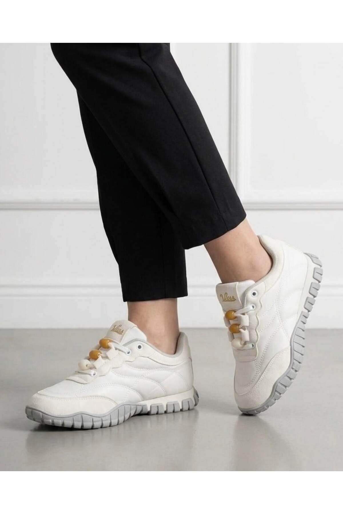 Homiro.com.tr'de beyaz renk kadın bağcıklı casual sneaker ayakkabılarını keşfedin. Tarzınızı yansıtacak en şık seçenekler burada!