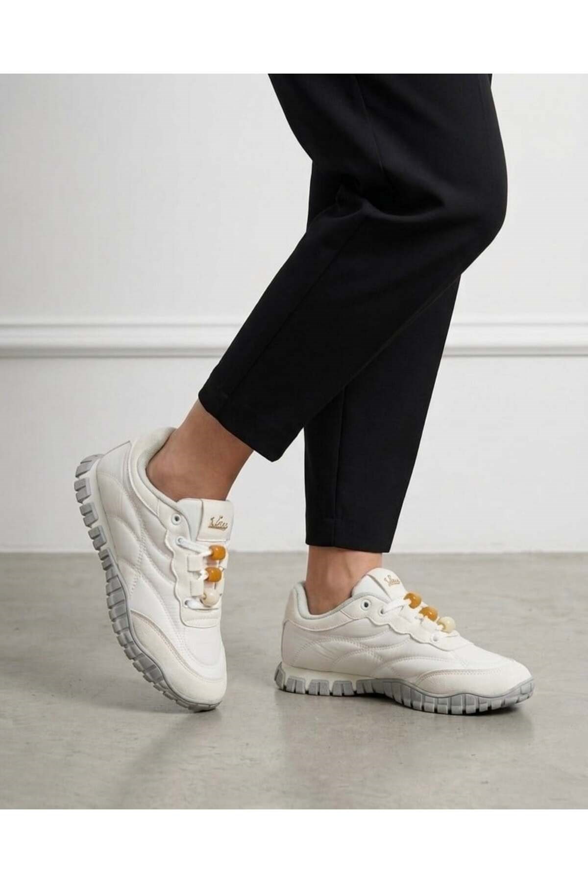 Homiro.com.tr'de beyaz renk kadın bağcıklı casual sneaker ayakkabılarını keşfedin. Tarzınızı yansıtacak en şık seçenekler burada!