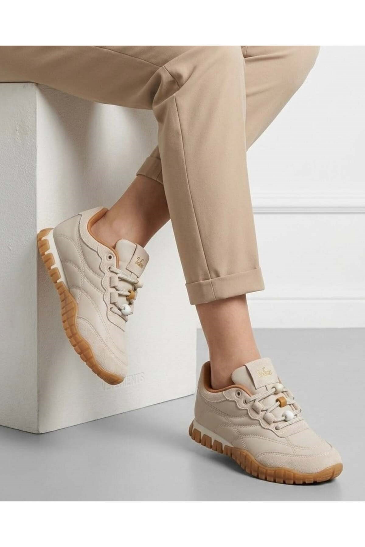 Homiro.com.tr'de beyaz renk kadın bağcıklı casual sneaker ayakkabılarını keşfedin. Tarzınızı yansıtacak en şık seçenekler burada!