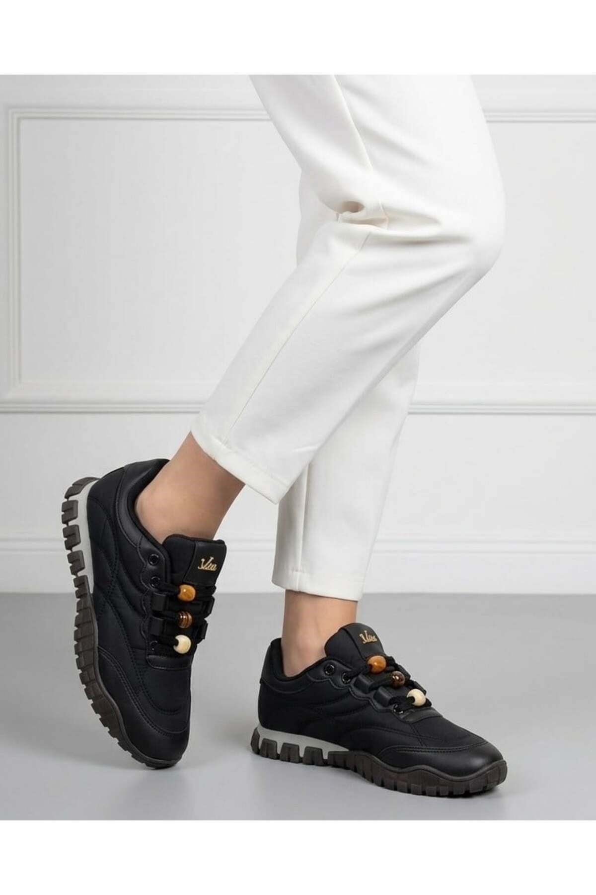Homiro.com.tr'de beyaz renk kadın bağcıklı casual sneaker ayakkabılarını keşfedin. Tarzınızı yansıtacak en şık seçenekler burada!