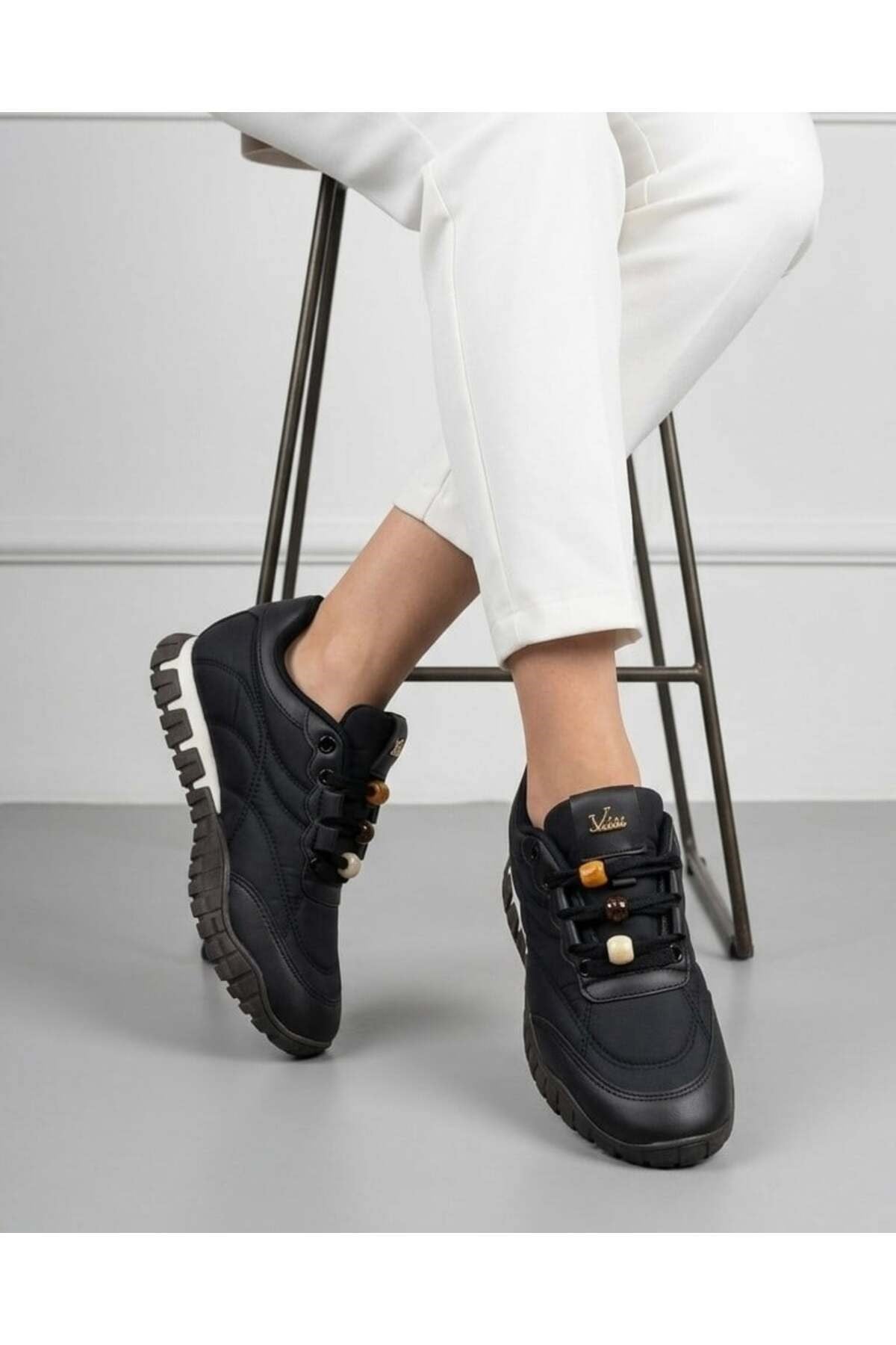 Homiro.com.tr'de beyaz renk kadın bağcıklı casual sneaker ayakkabılarını keşfedin. Tarzınızı yansıtacak en şık seçenekler burada!
