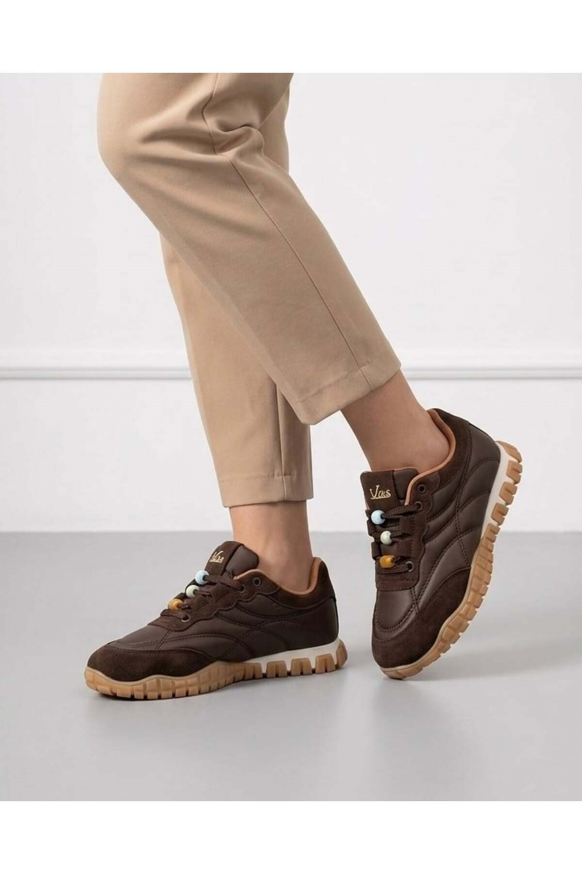 Homiro.com.tr'de beyaz renk kadın bağcıklı casual sneaker ayakkabılarını keşfedin. Tarzınızı yansıtacak en şık seçenekler burada!