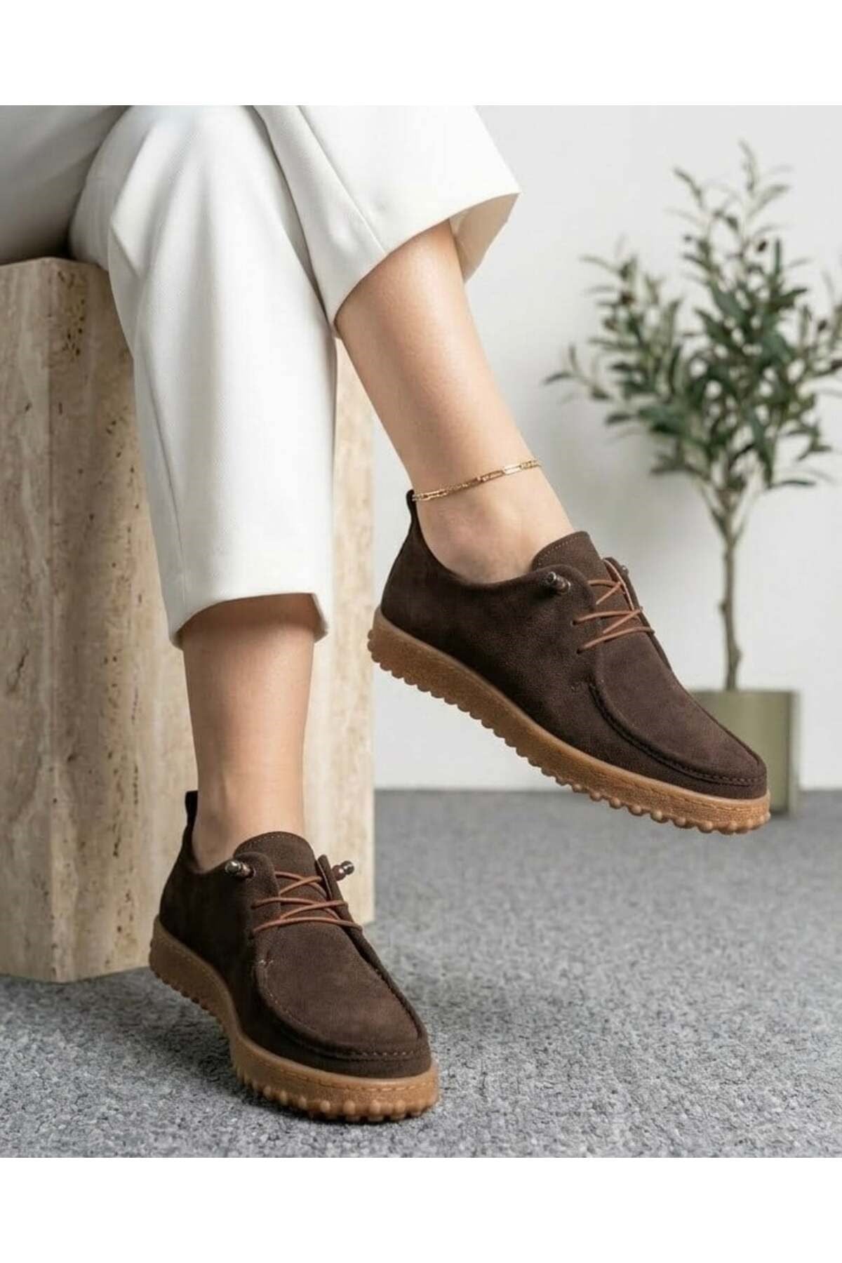 Homiro.com.tr'de kadın günlük siyah süet casual ayakkabı modelleri en uygun fiyatlarla seni bekliyor! Şık ve rahat tasarımları kaçırma, hemen alışverişe başla.