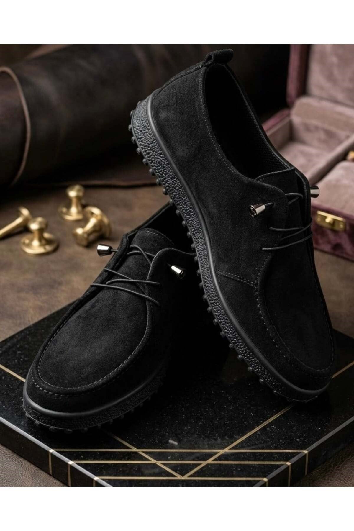 Homiro.com.tr'de kadın günlük siyah süet casual ayakkabı modelleri en uygun fiyatlarla seni bekliyor! Şık ve rahat tasarımları kaçırma, hemen alışverişe başla.