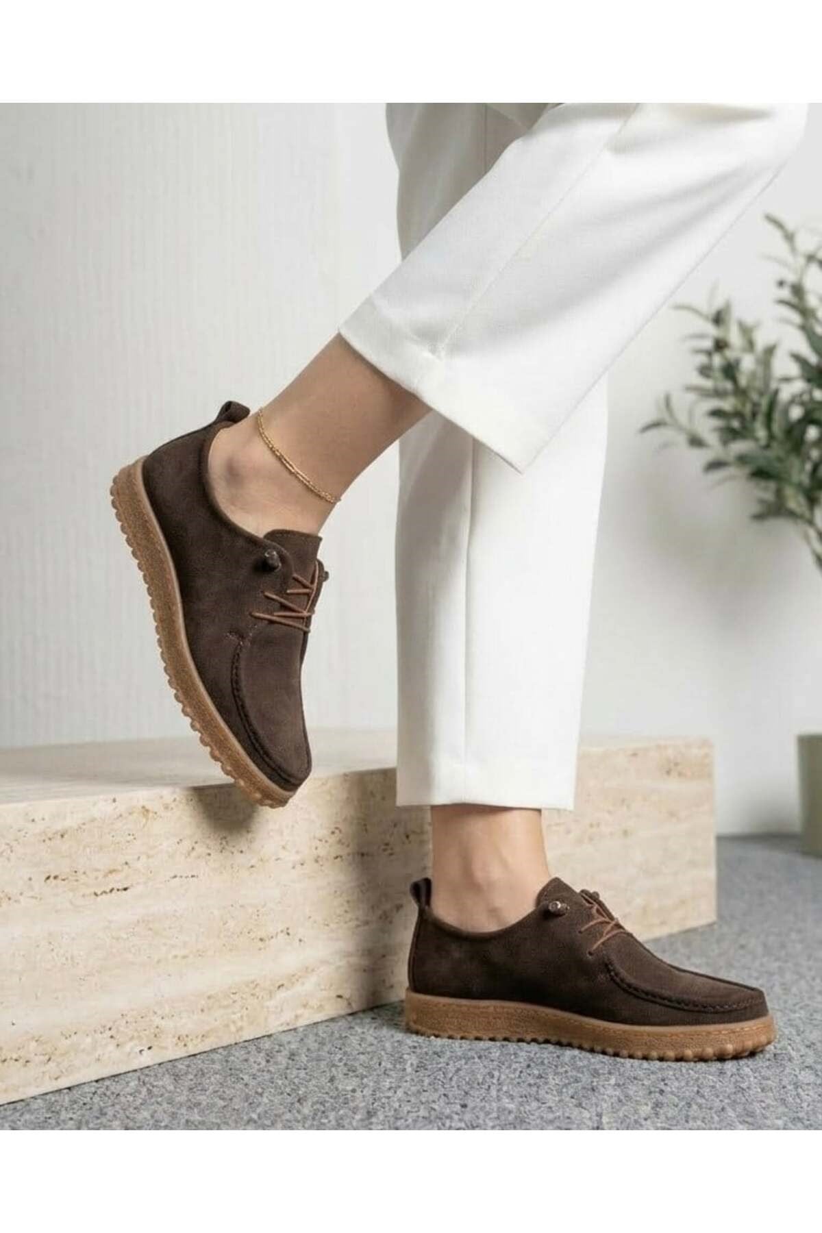 Homiro.com.tr'de kadın günlük siyah süet casual ayakkabı modelleri en uygun fiyatlarla seni bekliyor! Şık ve rahat tasarımları kaçırma, hemen alışverişe başla.