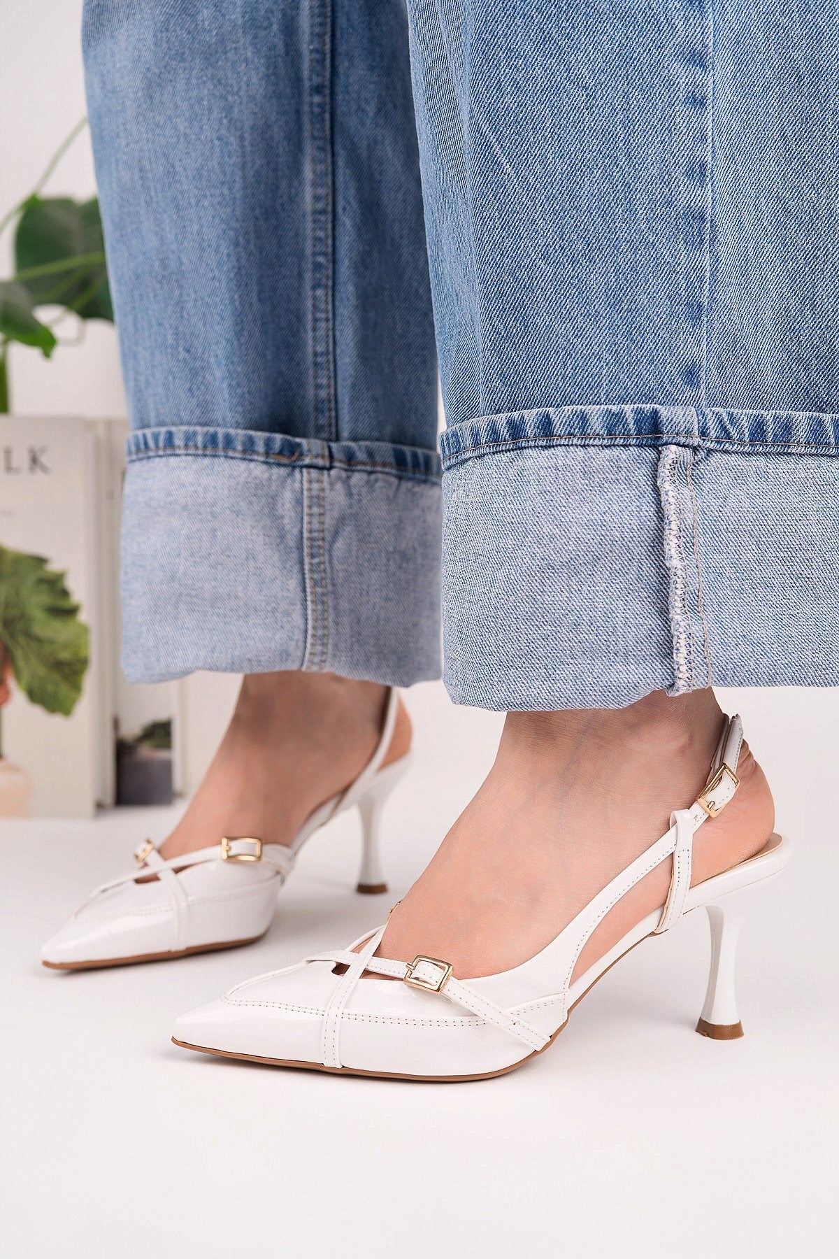Modanın son trendi kadın sivri burun çapraz bantlı ince topuklu stiletto ayakkabıları şimdi homiro.com.tr'de! Siyah renk seçeneği ile şıklığına şıklık kat, hemen incele.