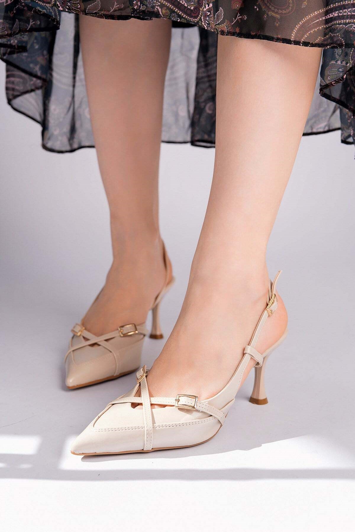 Modanın son trendi kadın sivri burun çapraz bantlı ince topuklu stiletto ayakkabıları şimdi homiro.com.tr'de! Siyah renk seçeneği ile şıklığına şıklık kat, hemen incele.
