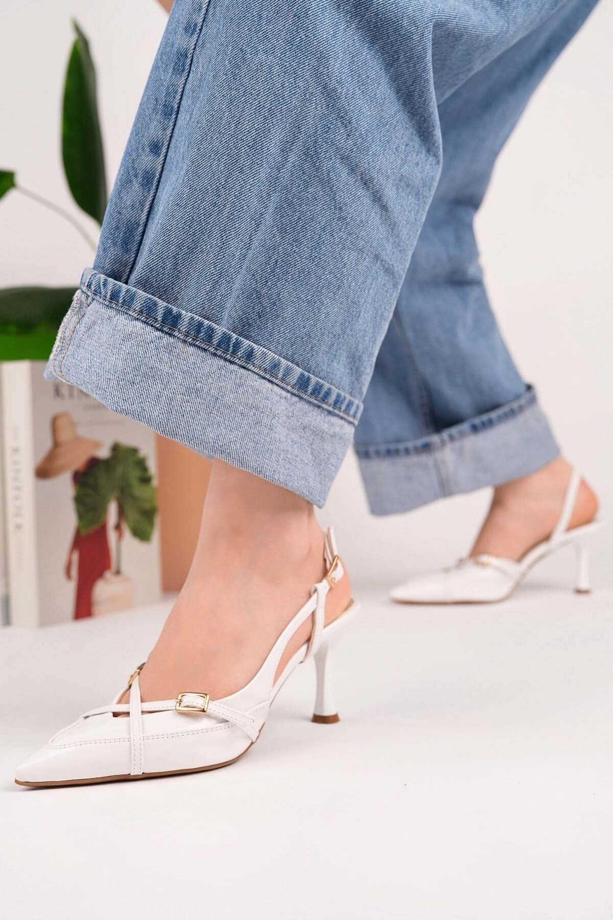 Modanın son trendi kadın sivri burun çapraz bantlı ince topuklu stiletto ayakkabıları şimdi homiro.com.tr'de! Siyah renk seçeneği ile şıklığına şıklık kat, hemen incele.