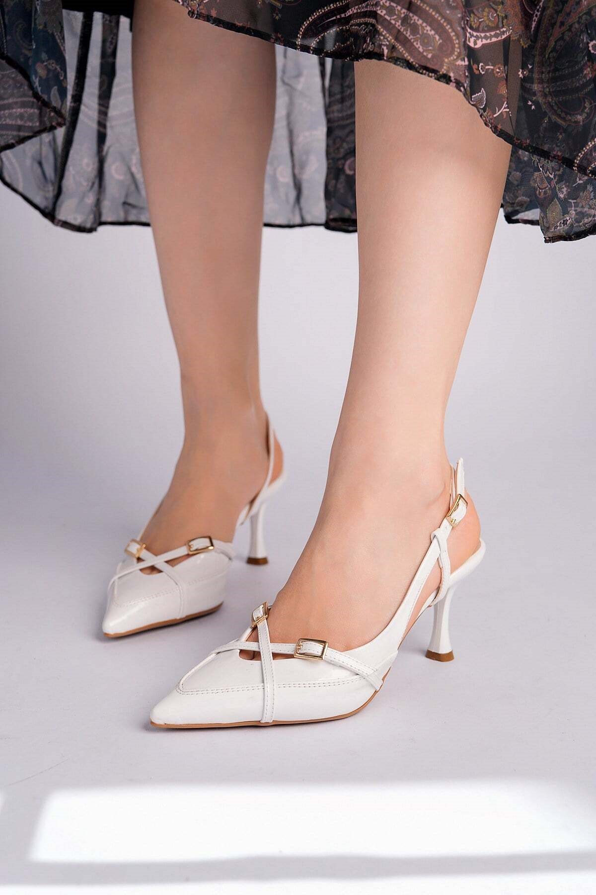 Modanın son trendi kadın sivri burun çapraz bantlı ince topuklu stiletto ayakkabıları şimdi homiro.com.tr'de! Siyah renk seçeneği ile şıklığına şıklık kat, hemen incele.