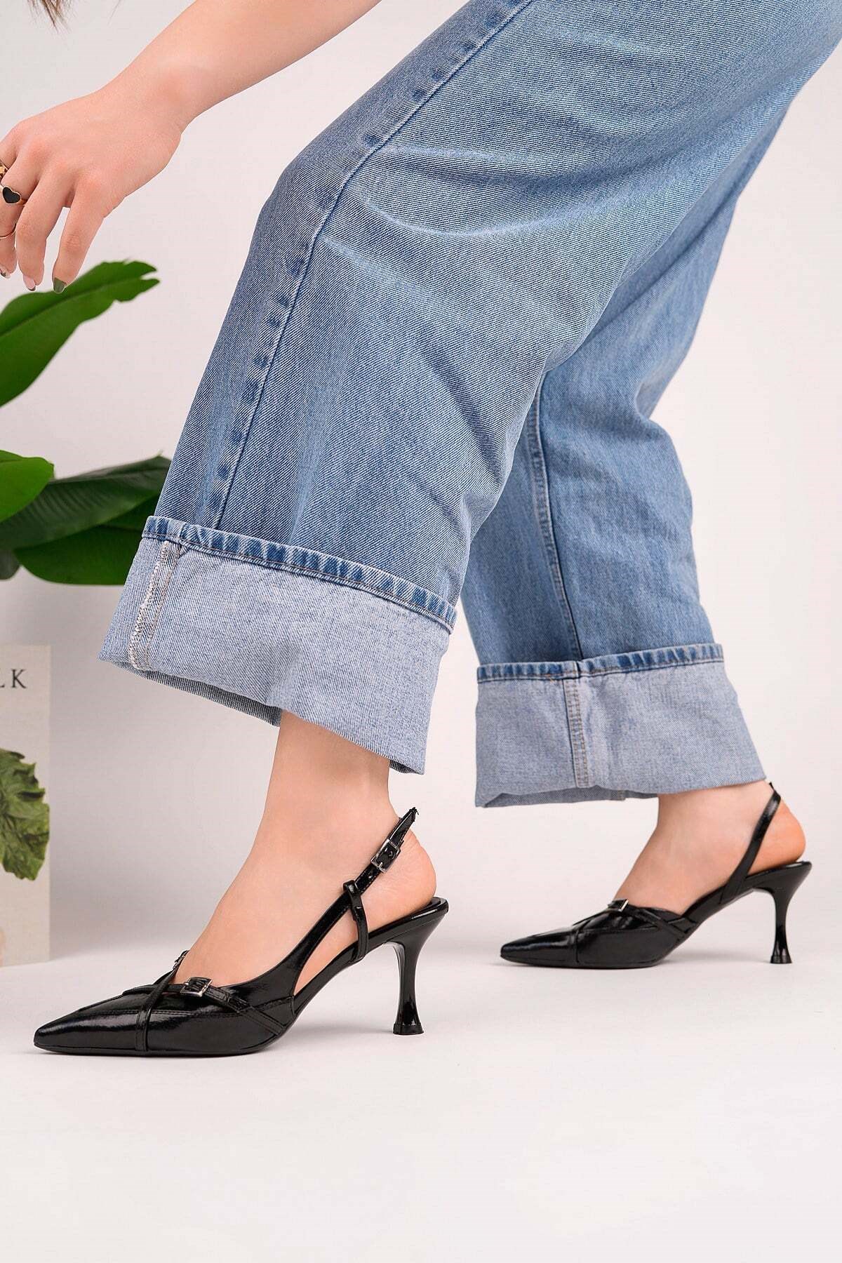 Modanın son trendi kadın sivri burun çapraz bantlı ince topuklu stiletto ayakkabıları şimdi homiro.com.tr'de! Siyah renk seçeneği ile şıklığına şıklık kat, hemen incele.