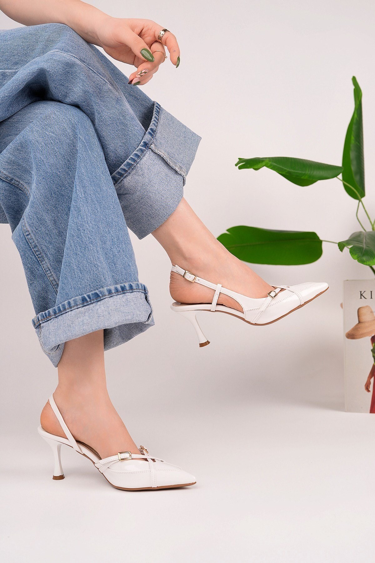 Modanın son trendi kadın sivri burun çapraz bantlı ince topuklu stiletto ayakkabıları şimdi homiro.com.tr'de! Siyah renk seçeneği ile şıklığına şıklık kat, hemen incele.