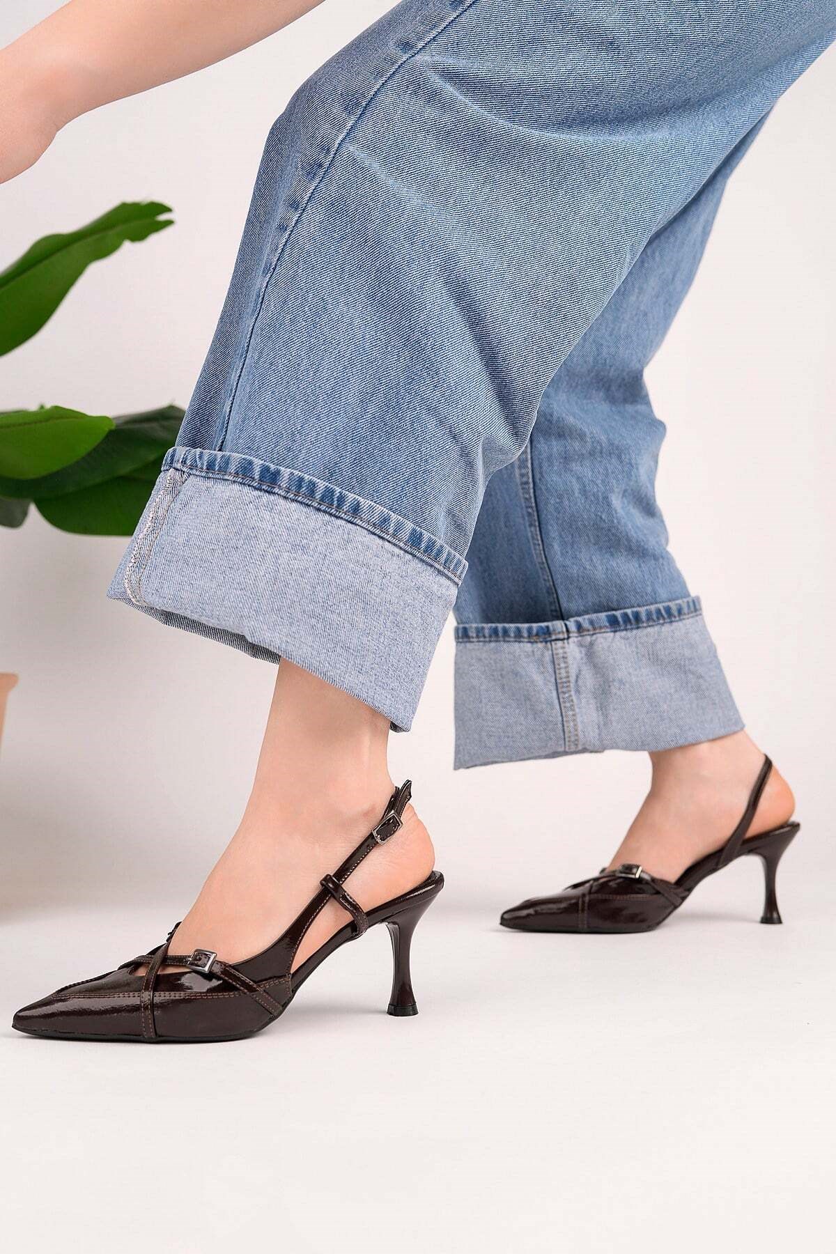Modanın son trendi kadın sivri burun çapraz bantlı ince topuklu stiletto ayakkabıları şimdi homiro.com.tr'de! Siyah renk seçeneği ile şıklığına şıklık kat, hemen incele.