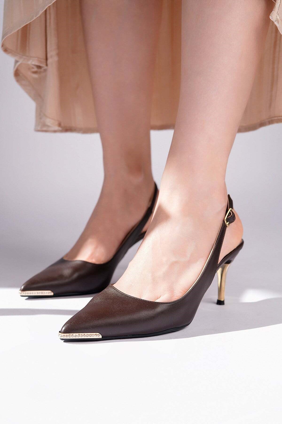 Homiro.com.tr'de kadın sivri burun metal detaylı ince topuklu slingback ayakkabıyı kahverengi renk seçeneği ile bulabilirsin. Şıklığı ve rahatlığı bir arada sunan bu ayakkabıyı hemen keşfet!