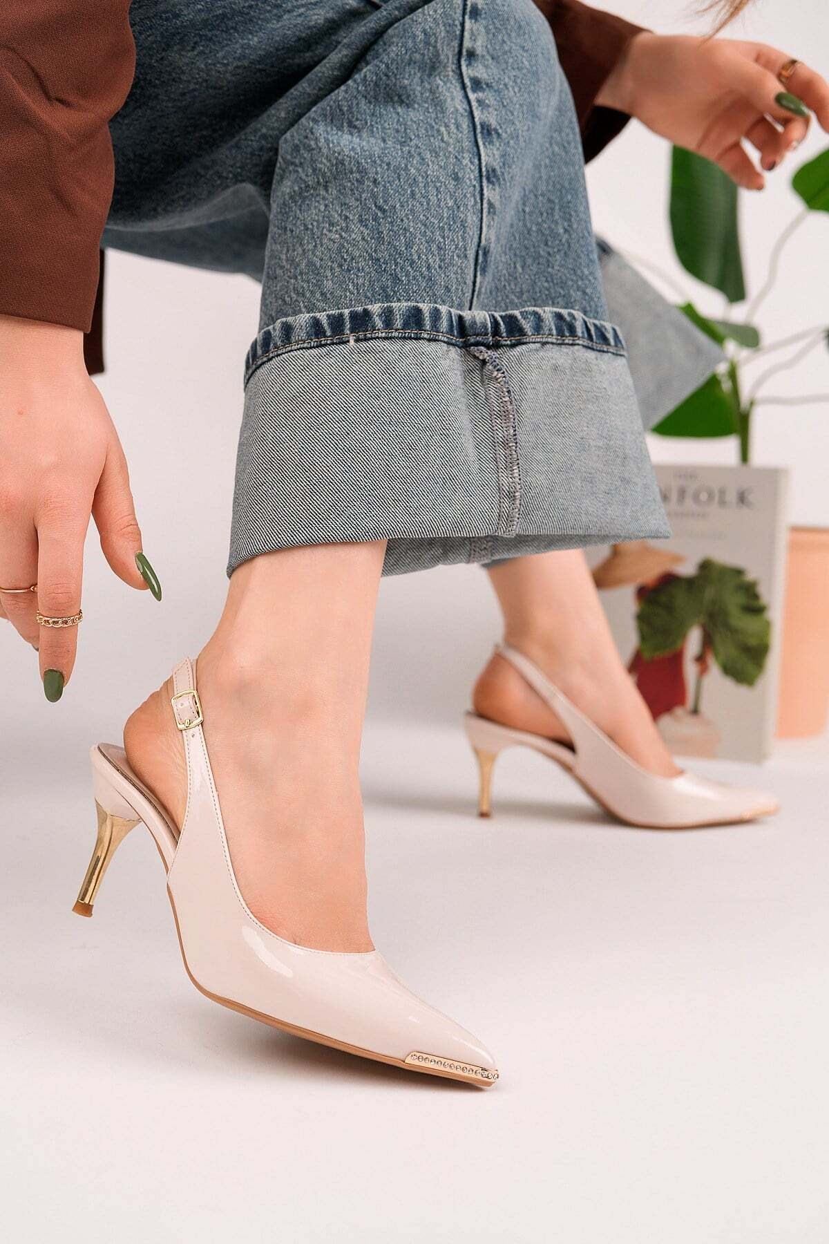 Homiro.com.tr'de kadın sivri burun metal detaylı ince topuklu slingback ayakkabıyı kahverengi renk seçeneği ile bulabilirsin. Şıklığı ve rahatlığı bir arada sunan bu ayakkabıyı hemen keşfet!