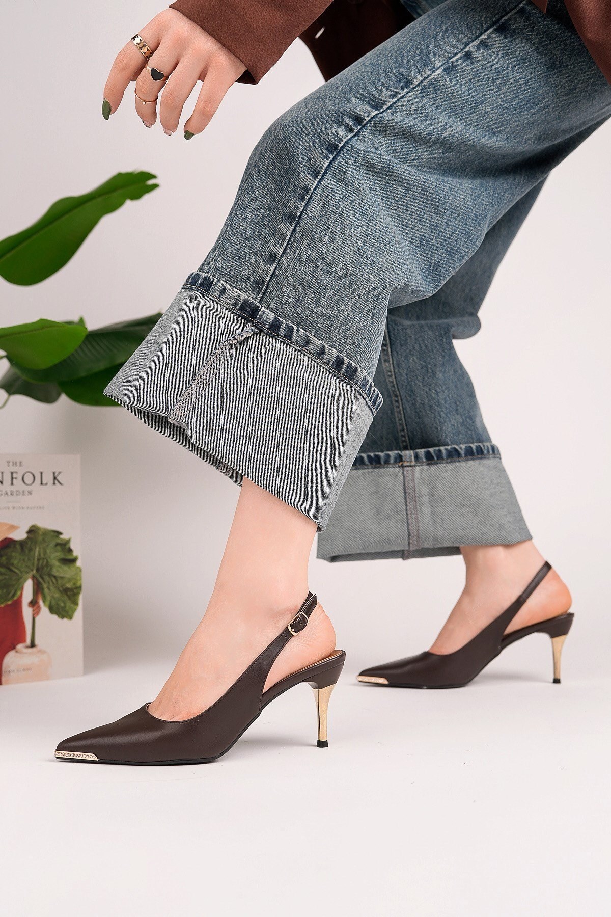 Homiro.com.tr'de kadın sivri burun metal detaylı ince topuklu slingback ayakkabıyı kahverengi renk seçeneği ile bulabilirsin. Şıklığı ve rahatlığı bir arada sunan bu ayakkabıyı hemen keşfet!