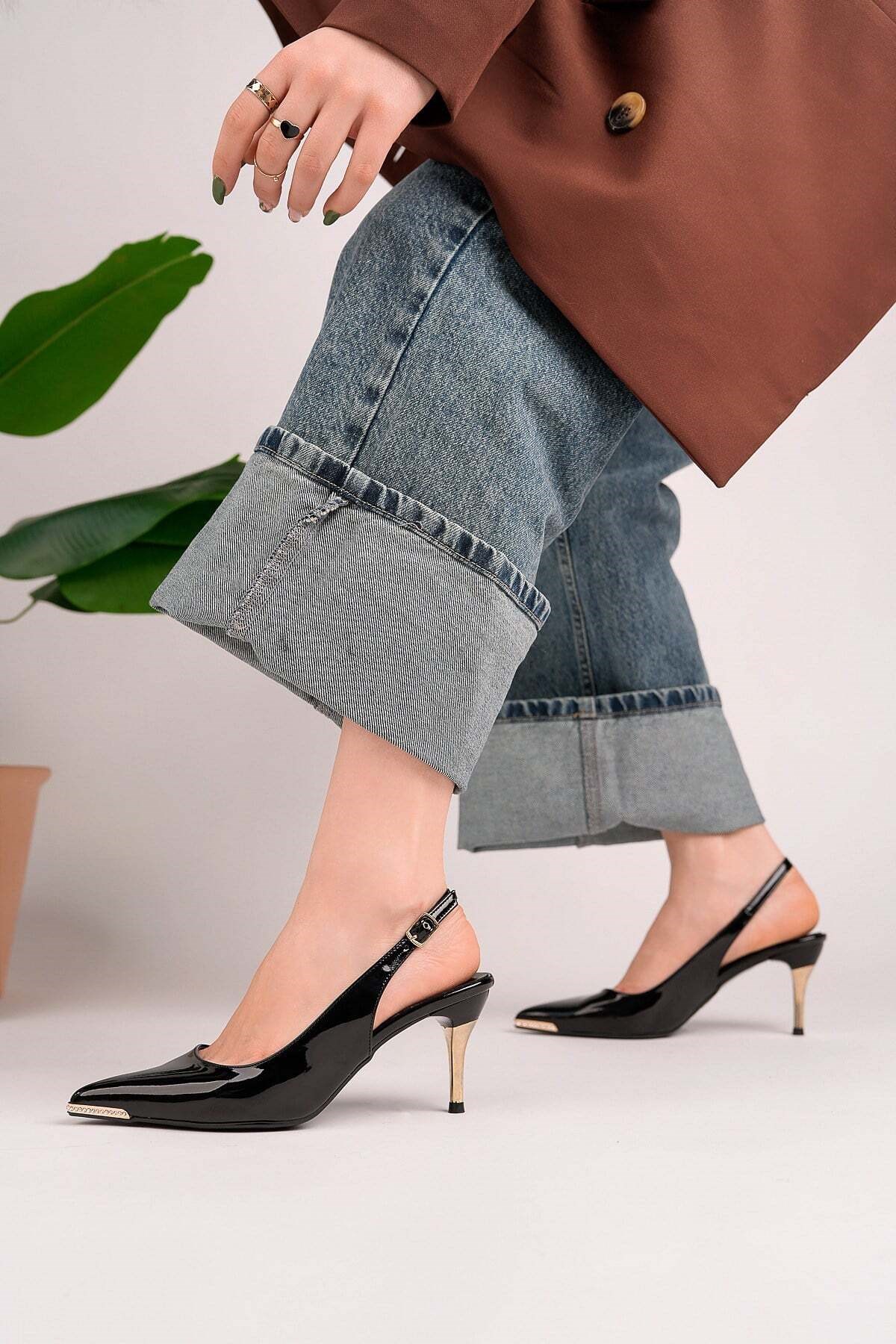 Homiro.com.tr'de kadın sivri burun metal detaylı ince topuklu slingback ayakkabıyı kahverengi renk seçeneği ile bulabilirsin. Şıklığı ve rahatlığı bir arada sunan bu ayakkabıyı hemen keşfet!