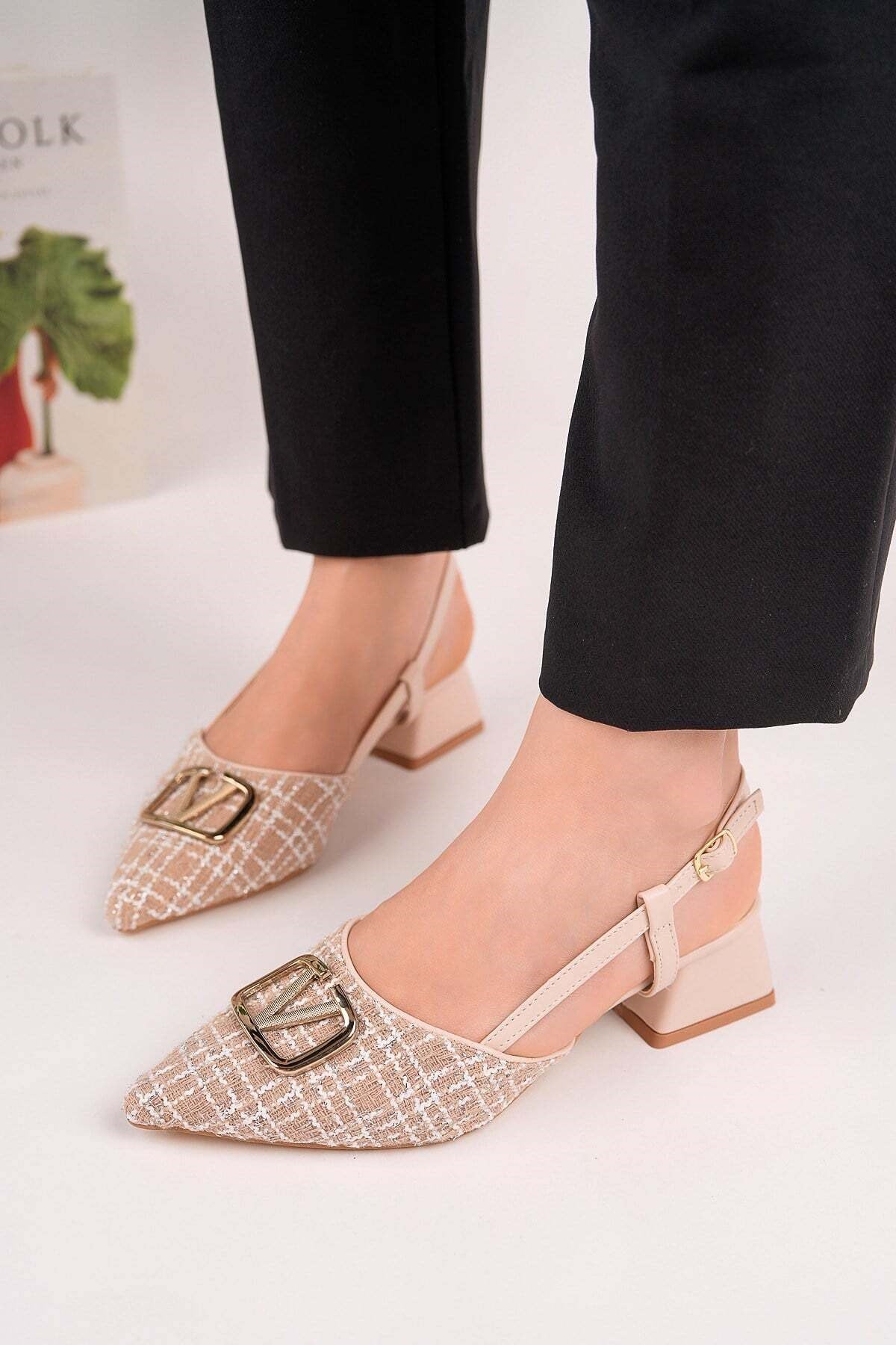 Homiro.com.tr'de, şık ve detaylı kadın toka slingback ayakkabıları arıyorsanız, bej renkli kısa topuklu ve sivri burunlu modellerimizi keşfedin. Kaliteli ve modern tasarımlar için hemen tıklayın!