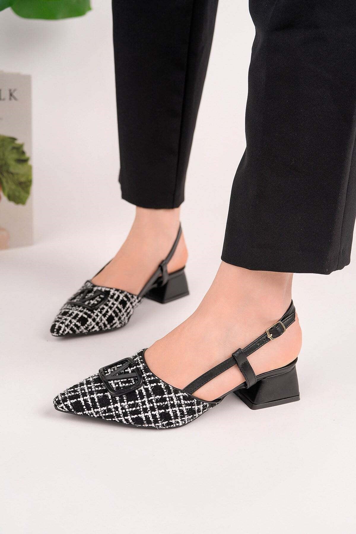 Homiro.com.tr'de, şık ve detaylı kadın toka slingback ayakkabıları arıyorsanız, bej renkli kısa topuklu ve sivri burunlu modellerimizi keşfedin. Kaliteli ve modern tasarımlar için hemen tıklayın!