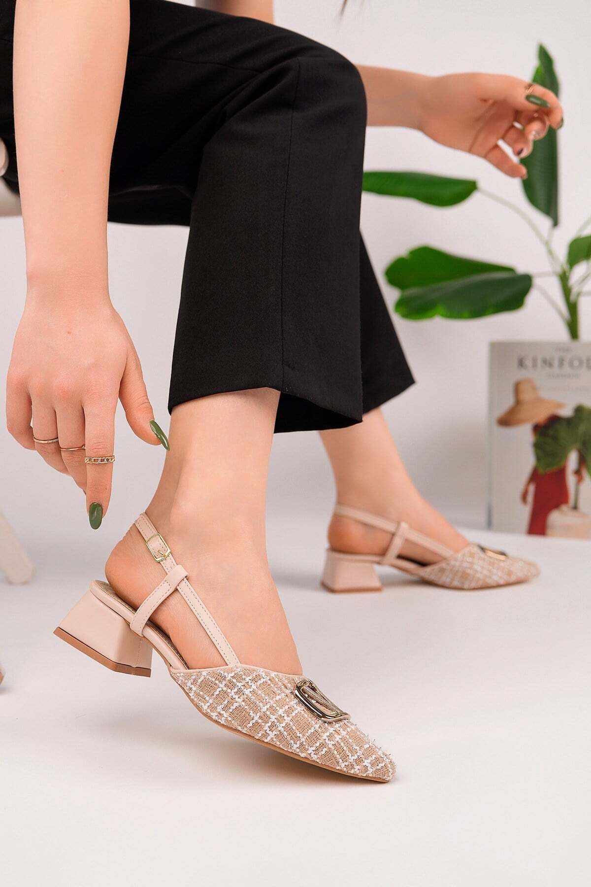 Homiro.com.tr'de, şık ve detaylı kadın toka slingback ayakkabıları arıyorsanız, bej renkli kısa topuklu ve sivri burunlu modellerimizi keşfedin. Kaliteli ve modern tasarımlar için hemen tıklayın!