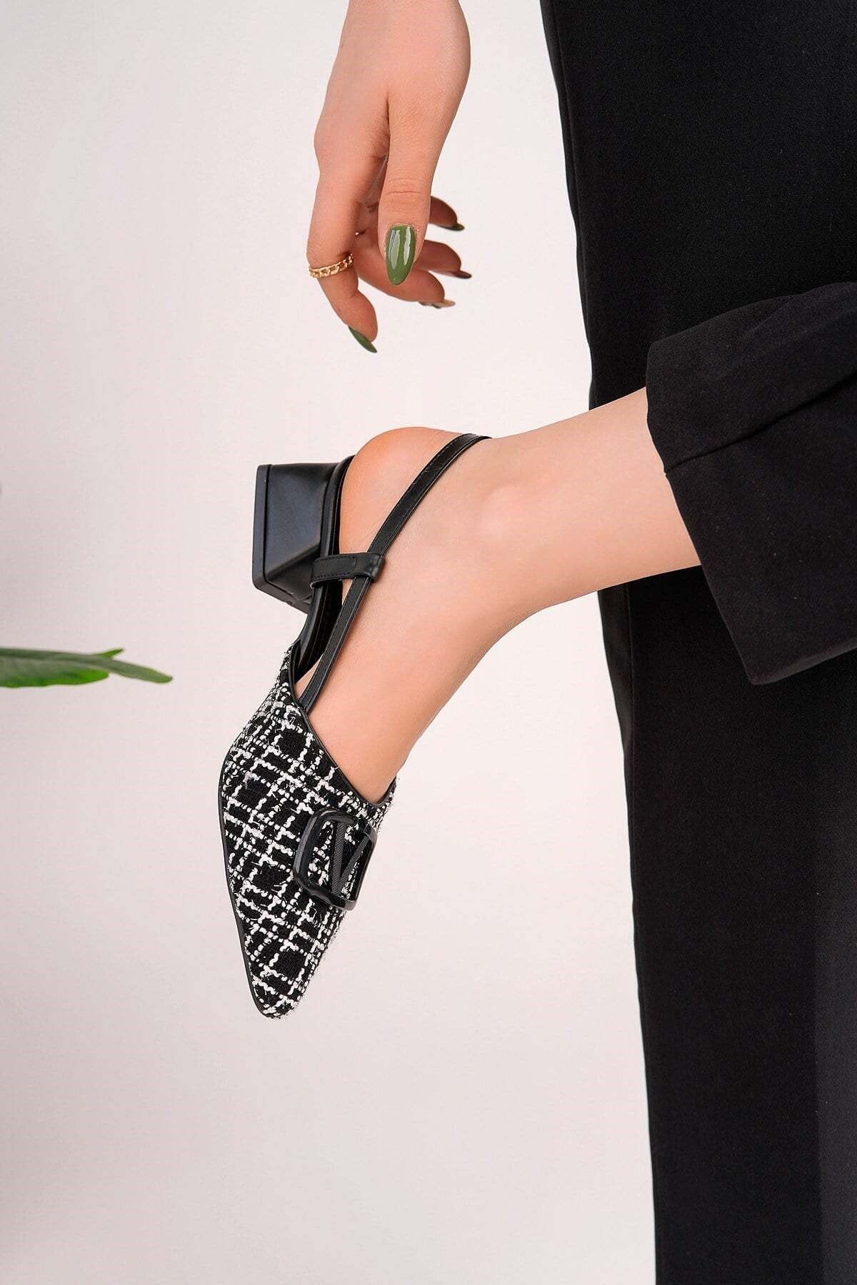 Homiro.com.tr'de, şık ve detaylı kadın toka slingback ayakkabıları arıyorsanız, bej renkli kısa topuklu ve sivri burunlu modellerimizi keşfedin. Kaliteli ve modern tasarımlar için hemen tıklayın!