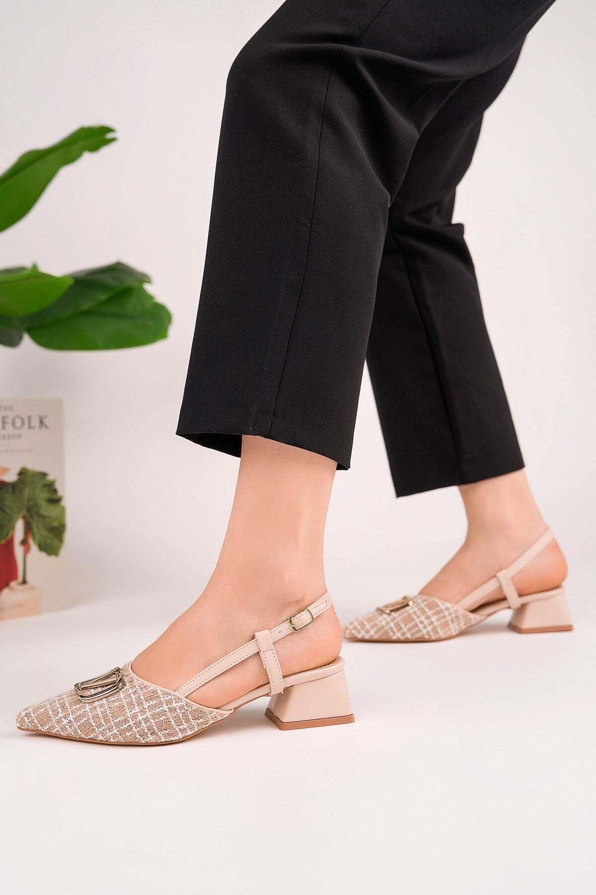 Homiro.com.tr'de, şık ve detaylı kadın toka slingback ayakkabıları arıyorsanız, bej renkli kısa topuklu ve sivri burunlu modellerimizi keşfedin. Kaliteli ve modern tasarımlar için hemen tıklayın!