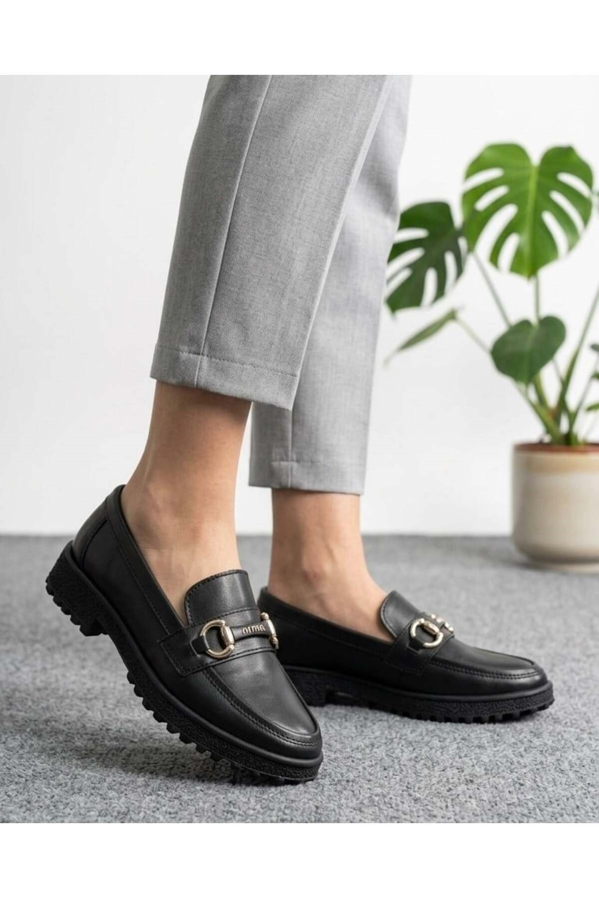 Homiro.com.tr'de Kadın Tokalı Klasik Loafer Ayakkabı - Siyah modelimizi keşfedin! Tarzınıza zariflik katacak bu ayakkabıyı hemen inceleyin ve hızlı bir şekilde satın alın.