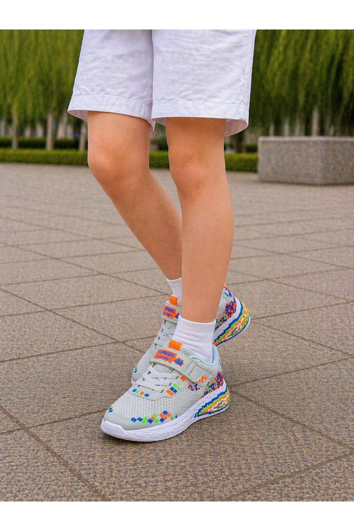 Homiro.com.tr'de, çocuklar için füme renkli desenli spor ayakkabıları bulabilirsin. Tarzına renk katacak bu ayakkabılar, hem rahatlığı hem de şıklığı bir arada sunuyor. Hemen göz atmak için tıkla!