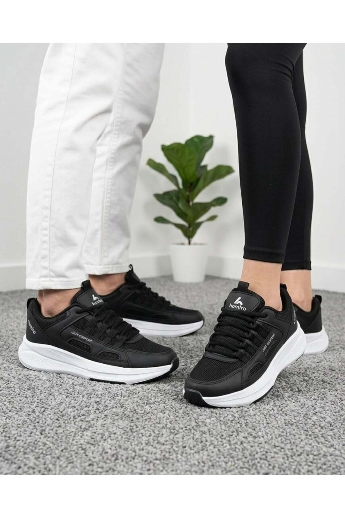 Homiro.com.tr'de beyaz siyah unisex fuspetli spor ayakkabıları bulabilirsin. Kaliteli ve şık tasarımlarıyla rahatlık ve tarzı bir arada sunuyor. Hemen ziyaret et, en uygun fiyatlarla satın al.