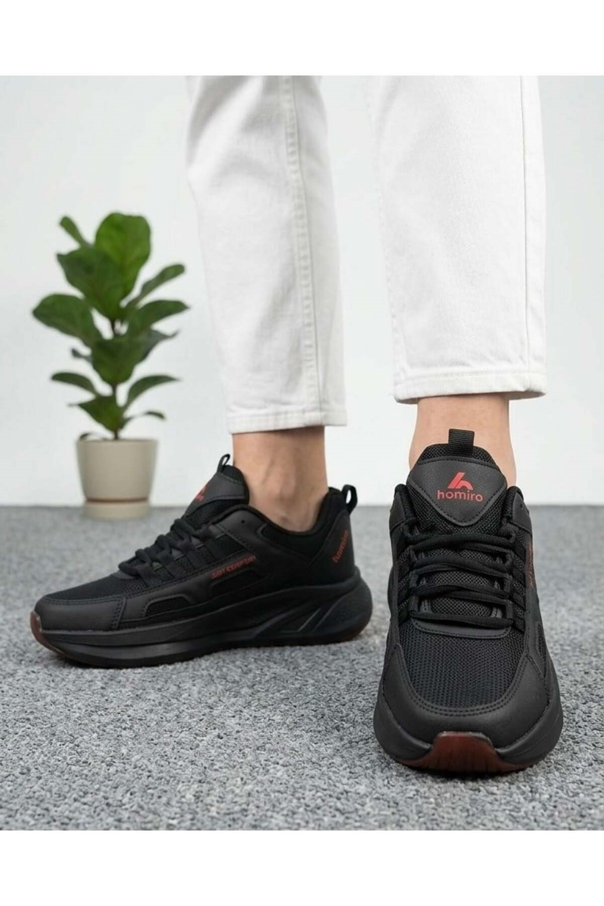 Homiro.com.tr'de beyaz siyah unisex fuspetli spor ayakkabıları bulabilirsin. Kaliteli ve şık tasarımlarıyla rahatlık ve tarzı bir arada sunuyor. Hemen ziyaret et, en uygun fiyatlarla satın al.