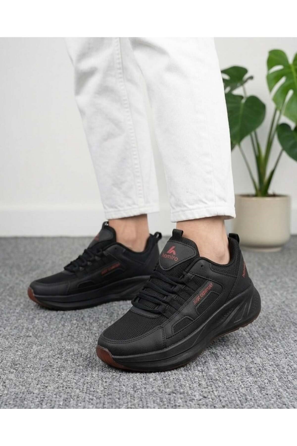 Homiro.com.tr'de beyaz siyah unisex fuspetli spor ayakkabıları bulabilirsin. Kaliteli ve şık tasarımlarıyla rahatlık ve tarzı bir arada sunuyor. Hemen ziyaret et, en uygun fiyatlarla satın al.