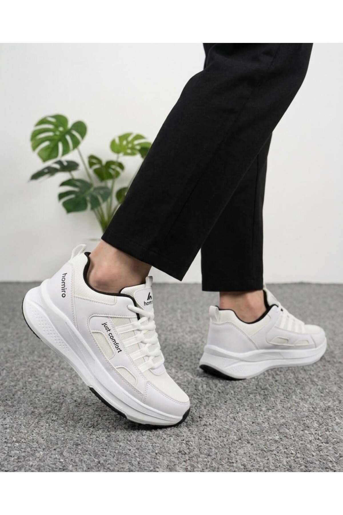 Homiro.com.tr'de beyaz siyah unisex fuspetli spor ayakkabıları bulabilirsin. Kaliteli ve şık tasarımlarıyla rahatlık ve tarzı bir arada sunuyor. Hemen ziyaret et, en uygun fiyatlarla satın al.
