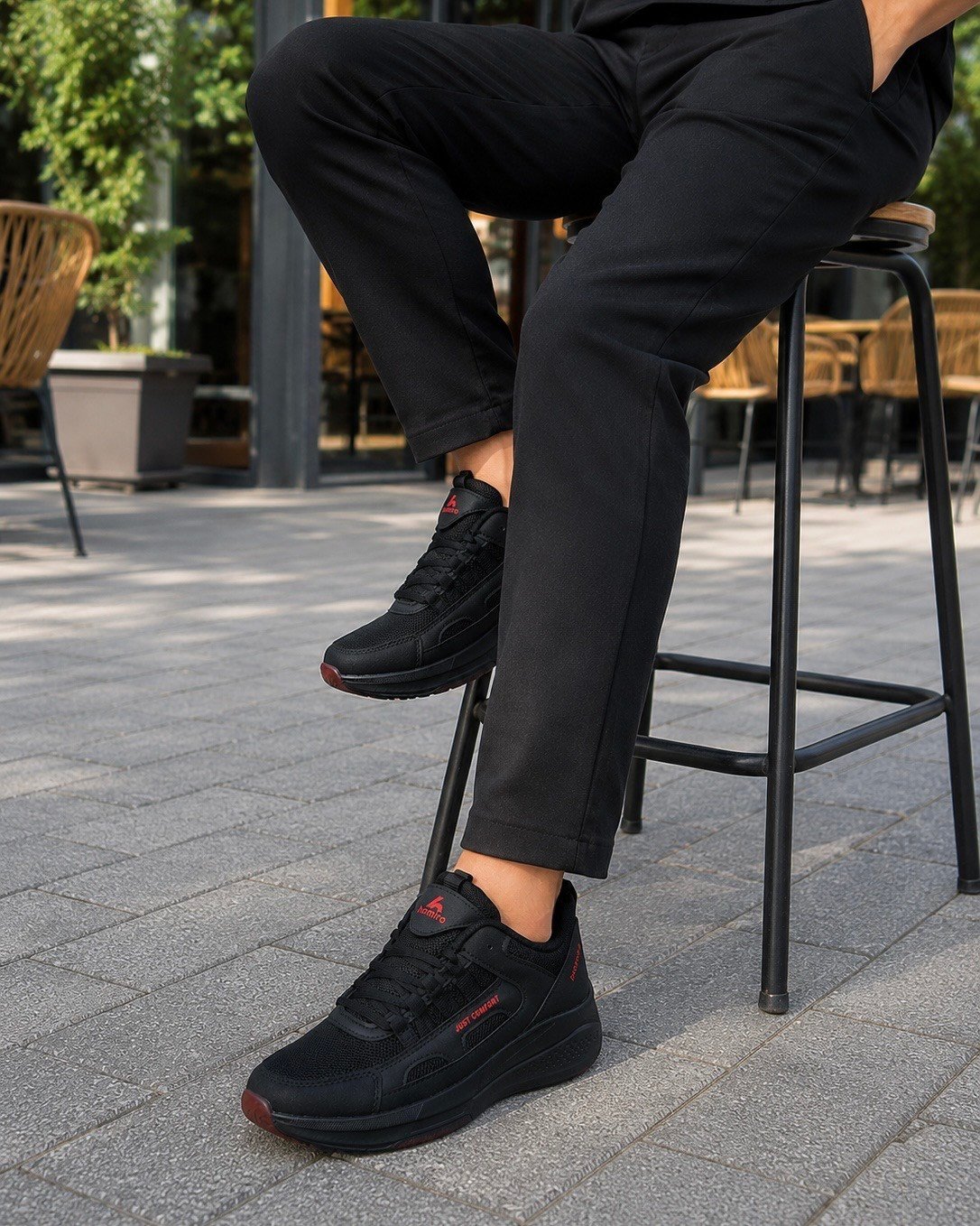 homiro.com.tr'de Unisex Fuspetli Su Geçirmez Spor Ayakkabı - Siyah Kırmızı için ideal bir seçenek. Şık tasarımı ve su geçirmez özelliği ile dikkat çekiyor. Hemen inceleyin!