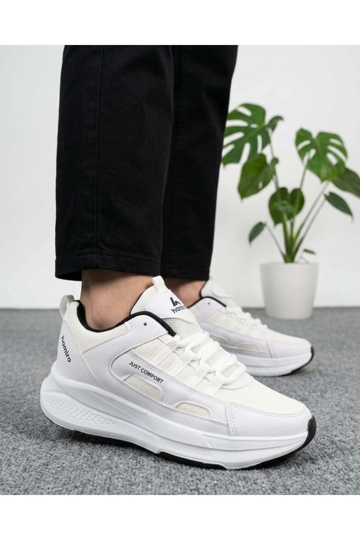 Homiro.com.tr'de beyaz siyah unisex fuspetli spor ayakkabıları bulabilirsin. Kaliteli ve şık tasarımlarıyla rahatlık ve tarzı bir arada sunuyor. Hemen ziyaret et, en uygun fiyatlarla satın al.